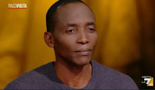 "Mia moglie? Ha diritto alla moda". L'incredibile sparata di Soumahoro