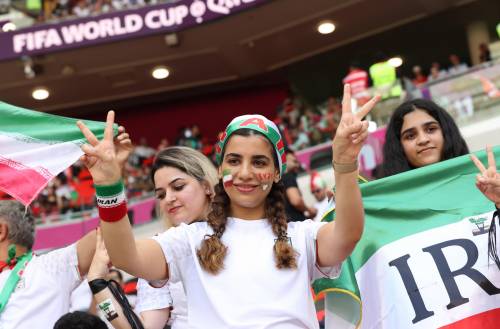 Tifosa con una sospetta maglietta bianca prima di Iran-Galles