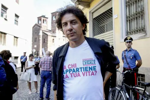 Romano sceglie la morte in Svizzera. Cappato lo aiuta e torna nella bufera