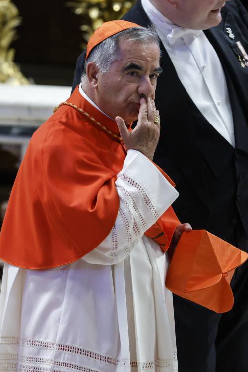 "Assolvere il cardinale per restituirgli la dignità". La richiesta della difesa di Angelo Becciu