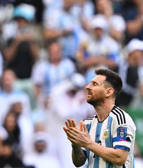 L'Argentina di Messi si aggrappa nel deserto all'anima di Maradona