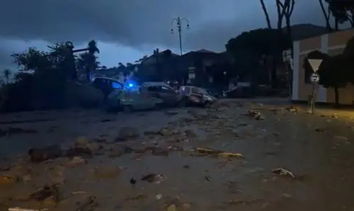 Una frana travolge Ischia. Fango sulle case, si cercano i dispersi
