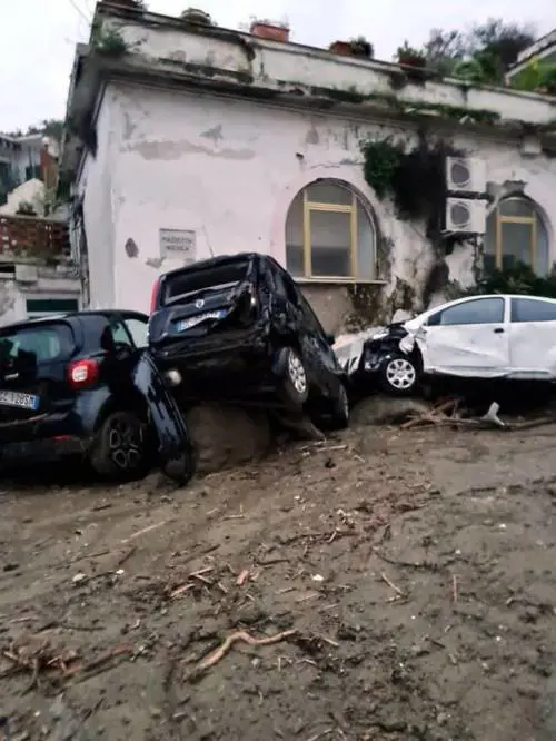 I danni provocati dalla frana di Ischia