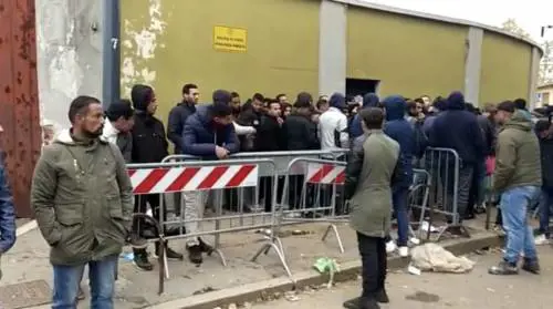 "Troppa fila in Questura". E il migrante vince la causa: il giudice gli dà subito la protezione internazionale