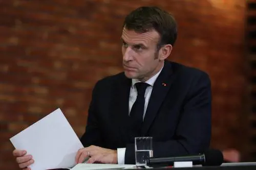 La Francia teme il buio. Macron prova a smentire: "Blackout programmati"