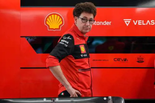 Mattia Binotto, profilo di un uomo vestito di rosso Ferrari