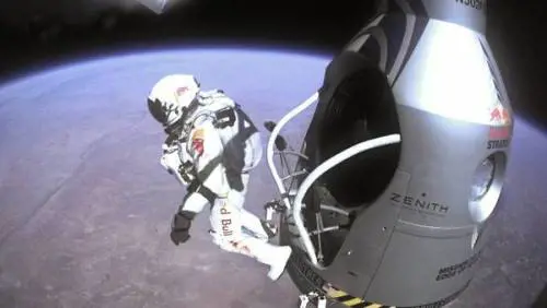Felix si è appena lanciato dalla stratosfera 