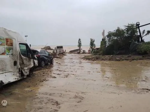 Danni, fango, detriti: la popolazione di Casamicciola scende in strada