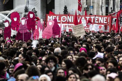 "Ti mangiamo il cuore". L'odio dalle femministe contro la Meloni