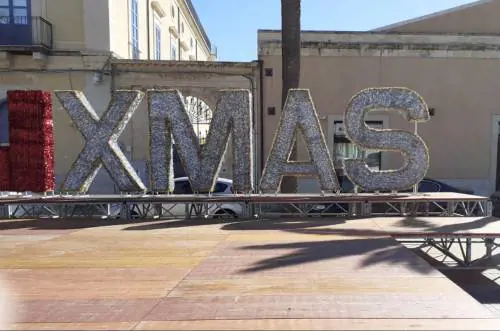 "XMas? No, richiama il fascismo". L'assurda protesta antifà sul Natale