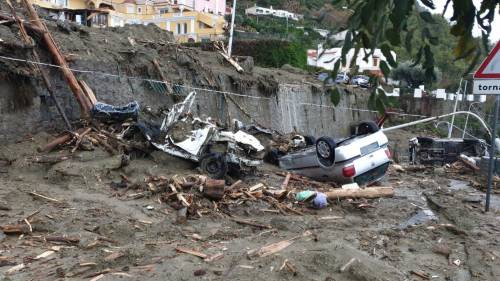 Un fiume di fango travolge Ischia. Una donna morta, 11 dispersi e 13 feriti. In 130 senza casa