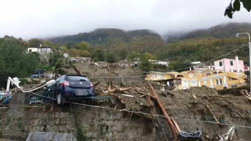 Giovanni, il salvataggio diventa simbolo. Ansia per chi non si trova, gara di solidarietà