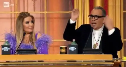 "Squallido", "Scimmia arrabbiata che getta escrementi". Rissa a Ballando tra la Lucarelli e Mariotto