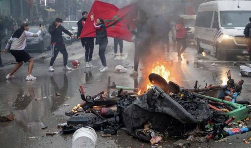 A Bruxelles scoppia la guerriglia dei tifosi marocchini: cosa è successo