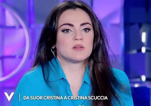 L'amore, il piercing, la maternità: le rivelazioni dell'ex suor Cristina