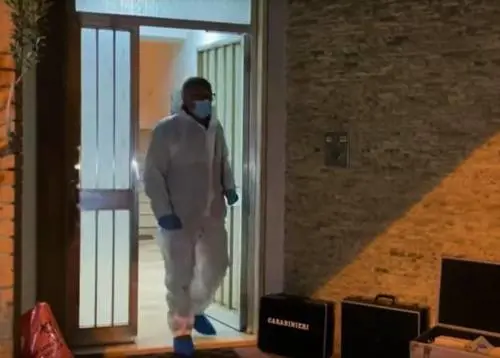 Il bagno, le forbici, il fuoco: così un uomo ha ucciso la madre