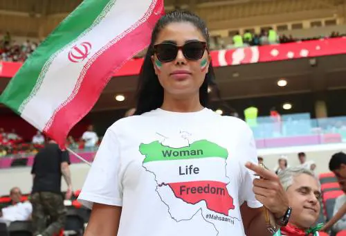 Tifosa iraniana protesta contro la repressione del regime