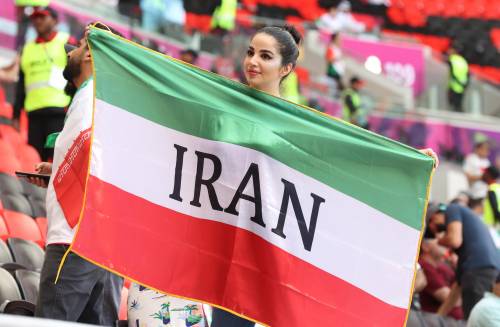 Tifosa con bandiera iraniana senza lo stemma islamico