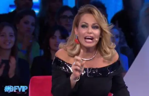"Così non ci sto". La moglie di Bonolis sbotta in diretta contro Giulia Salemi