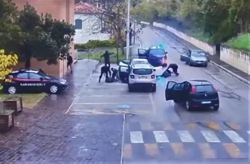 Sventano una rapina alle Poste: lo spettacolare blitz dei carabinieri