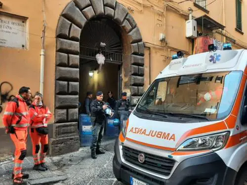 Sgomberato il palazzo della camorra a Pizzofalcone: sloggiati i familiari del clan