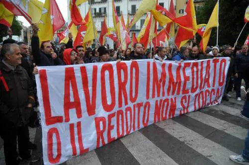 La piazza palermitana è la prima a riempirsi per difendere il Reddito di cittadinanza