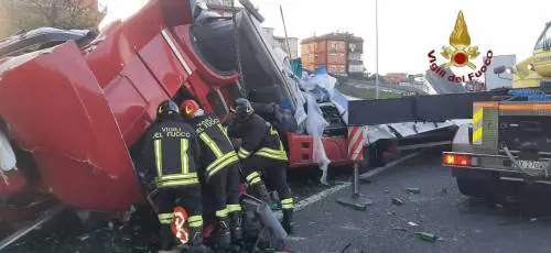 Camion si schianta contro un ponte