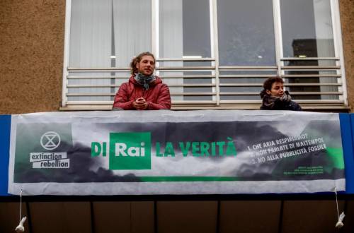 Non c'è tregua per gli eco-vandali: vernice anche contro la sede Rai
