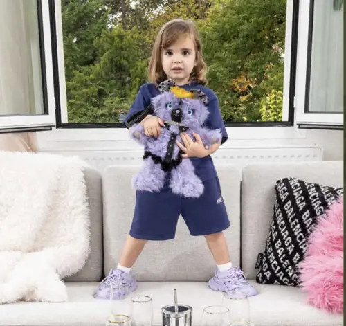 Bimbi e oggetti sadomaso: Balenciaga travolta dalle polemiche