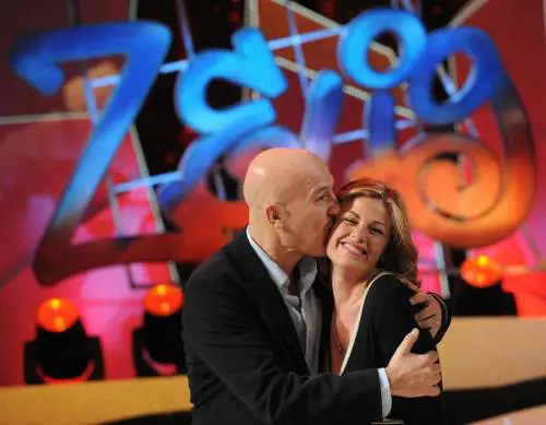 "Simbolo della comicità italiana". Zelig entra nel Gruppo Mediaset