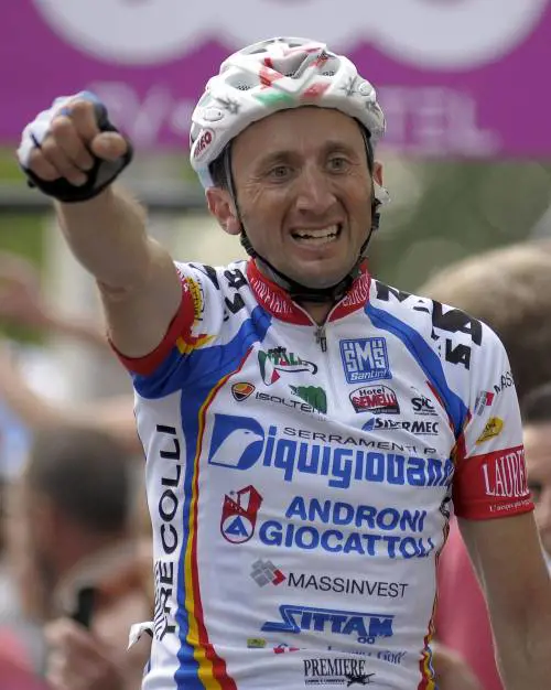 "Cancellava i segni con la saliva". Estradato il camionista tedesco che investì Rebellin