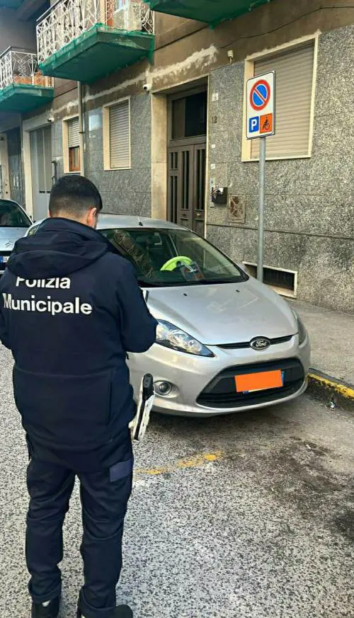 Afragola, parcheggi per disabili occupativi abusivamente: maxi operazione della municipale
