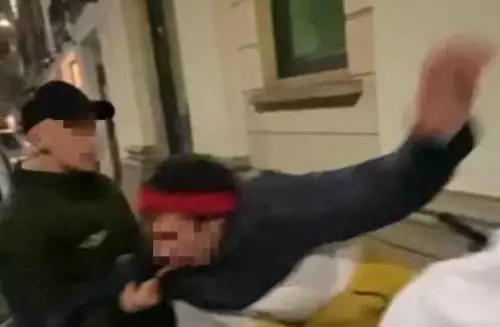 "Basta, vi prego". Calci e pugni al giovane disabile, tre rumeni denunciati