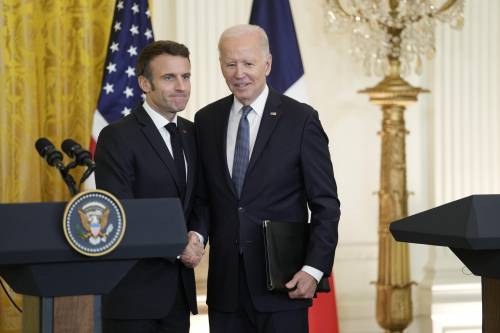 Annuncio di Biden e Macron: conferenza di pace il 13 "Ma Putin termini la guerra"