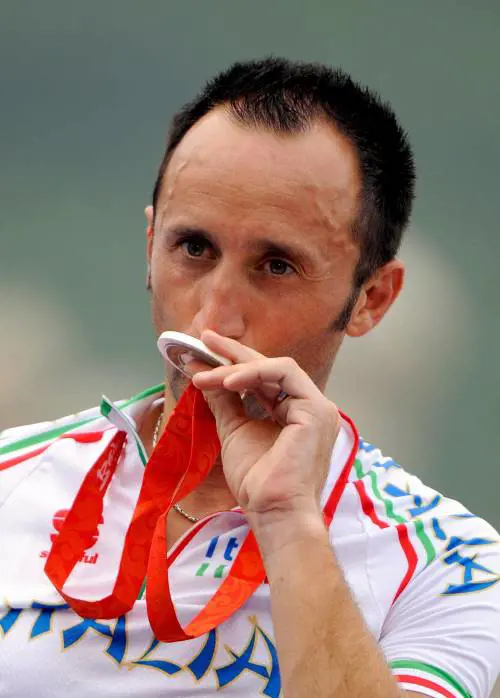 "Lo ha guardato agonizzare". Chi è il camionista che ha travolto Rebellin