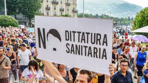 Tornano i No Vax: "Complotto della Cia"