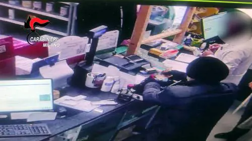 Rapina farmacia ma dimentica ricetta sul bancone: arrestato