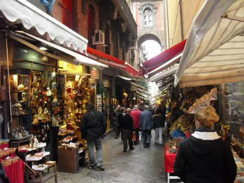 Forni, friggitorie e tavolini: cambia tutto a Napoli