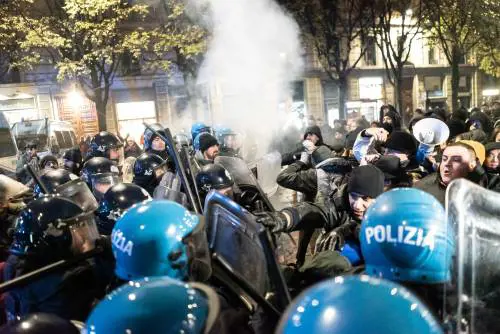 Corteo antagonista: ferito un poliziotto