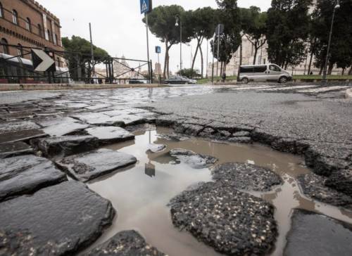 La pioggia trasforma Roma in un colabrodo: è allarme buche