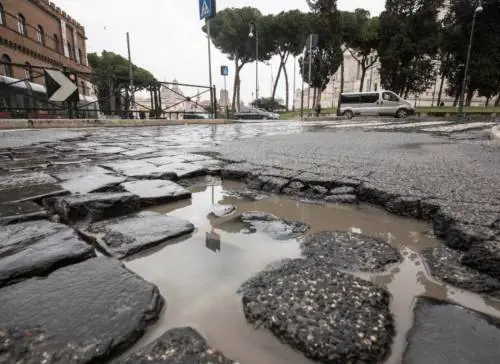 Danni causati dalle buche stradali: ecco quando e come puoi chiedere un risarcimento