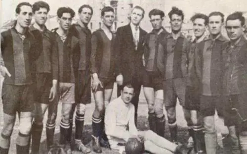 La formazione del Vado vincitore della Coppa Italia 1922. Da sinistra, in piedi: Esposto, Virgilio Felice Levratto, Negro, Enrico Romano, L. Babboni, Ferrando (presidente), Antonio Cabiati, G.B. Babboni, Roletti, Marchese, Masio; a terra: A. Babboni