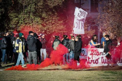 Bombe carta e botte ai passanti: la violenza anarchica a Torino