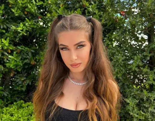 "Tante fotine sexy...". Elisa Esposito, la prof di corsivo, sbarca su Onlyfans