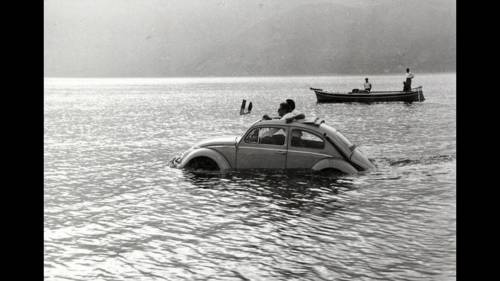 Il Maggiolino affronta le acque dello Stretto di Messina
