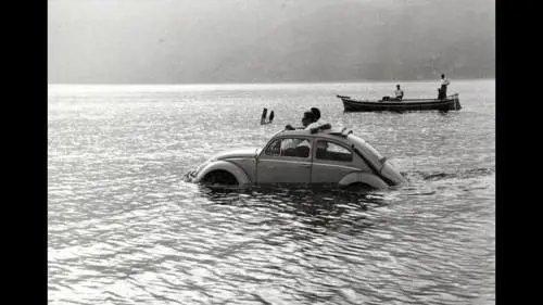 Il Maggiolino affronta le acque dello Stretto di Messina