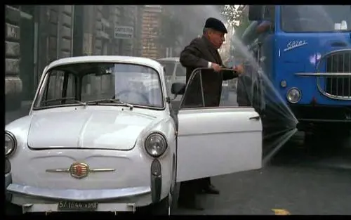Fantozzi all'opera con la sua Bianchina 