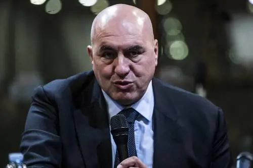 "Ministro? Allora è un collega". Crosetto e il poliziotto che non lo riconosce