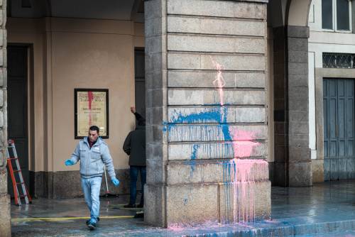 Vernice colorata contro la Prima della Scala: l'attacco degli eco-vandali