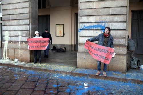Vernice contro la Scala, aggrediti due poliziotti: tornano gli eco-vandali